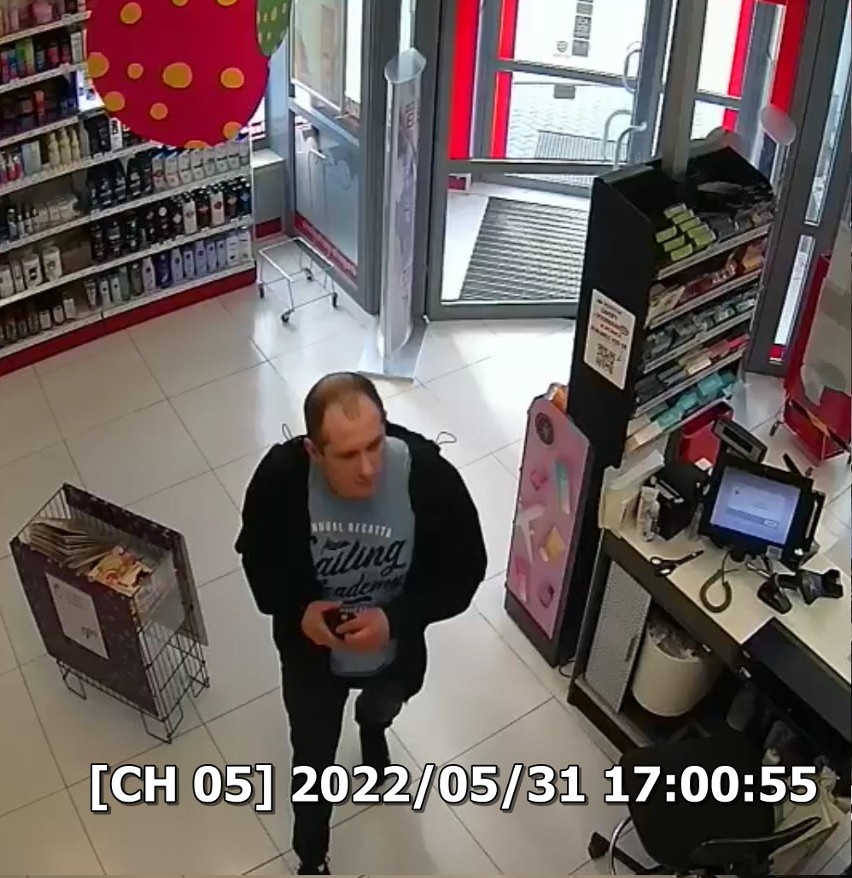 Toruń. Wszedł do sklepu, ukradł perfumy, pobił ochroniarza i uciekł. Policja prosi o identyfikację sprawcy [zdjęcia]