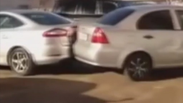 Rosjanka próbowała zaparkować auto. Uszkodziła 17 innych pojazdów (wideo)