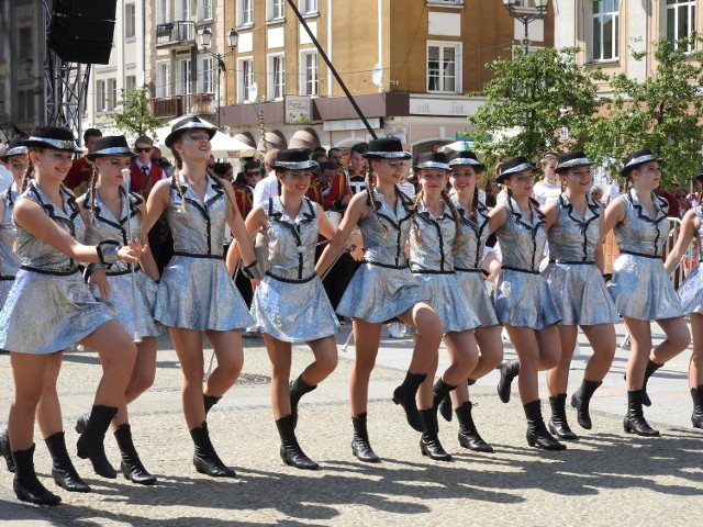 W niedzielę w Białymstoku trwa VIII Międzynarodowy Festiwal Orkiestr Dętych. Wydarzenie odbywa się w ramach Dni Miasta Białegostoku. Do stolicy woj. podlaskiego przyjechali artyści z Białorusi, Litwy Łotwy, a także z naszego regionu: Białegostoku, Zambrowa i Suchowoli.Filmy z tego wydarzenia do obejrzenia na trzech następnych stronach.- Za tydzień imieniny Jana Klemensa Branickiego, za tydzień Dni Miasta Białegostoku, ale tradycją jest, że już tydzień wcześniej, od wielu lat, odbywa się konkurs orkiestr dętych - mówił wiceprezydent Białegostoku, Robert Jóźwiak.Organizatorami festiwalu są prezydent Białegostoku oraz Miejska Orkiestra Dęta przy Zespole Szkół Mechanicznych w Białymstoku.