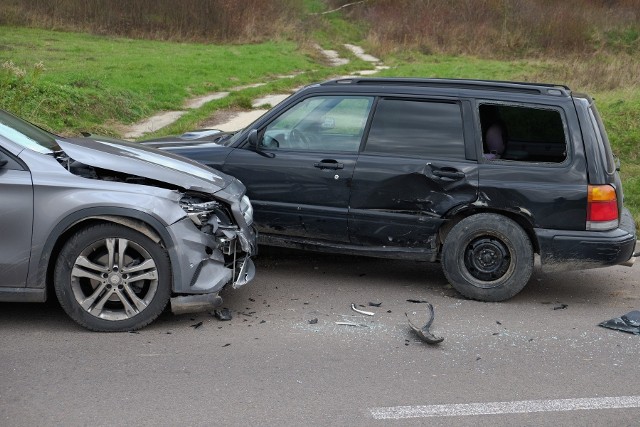 Do wypadku doszło we wtorek na drodze wojewódzkiej nr 884 przed miejscowością w Wapowce w pow. przemyskim.W zderzeniu mercedesa z subaru poszkodowana została pasażerka pierwszego z pojazdów. Karetka zabrała ją do szpitala na szczegółowe badania. Uczestniczy zdarzenia byli trzeźwi. Ruch odbywa się wahadłowo.Aktualizacja, godz. 11.45- Kerujący subaru forester jadąc w kierunku Przemyśla, wykonał manewr zawracania bez jego sygnalizowania. 24-letni mieszkaniec pow. przemyskiego zajechał drogę kierującemu mercedesem, 61-latkowi z pow. przemyskiego, doprowadzając do zderzenia - powiedziała sierż. szt. Marta Fac z KMP w Przemyślu.Do szpitala zabrana została 60-lenia pasażerka mercedesa.