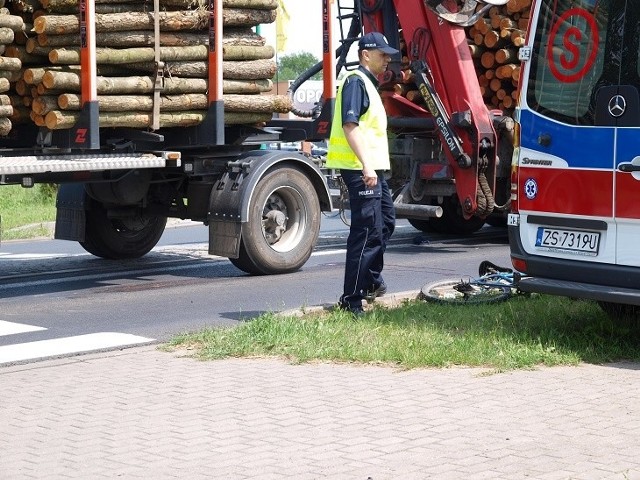 W poniedziałek o godz 12:50 na ul Kołobrzeskiej (wjazd na rondo koło sklepu Kaufland) w Białogardzie doszło do poważnego wypadku drogowego z udziałem rowerzysty i auta ciężarowego. Pojazd ciężarowy jechał w kierunku Połczyna Zdroju, na wjeździe na rondo mężczyzna jadący rowerem wpadł pod koła przyczepy w wyniku czego odniósł poważne obrażenia. Poszkodowany stracił przytomność, jego stan był krytyczny. Na miejsce zdarzenia przyleciał helikopter Lotniczego Pogotowia Ratunkowego który zabrał poszkodowanego do szpitala. Niestety mężczyzna zmarł. Droga w tym miejscu była zamknięta przez kilka godzin, policja kierowała wszystkich na objazd przez pobliski parking sklepu Kaufland. Kierowca ciężarówki był trzeźwy, policja bada szczegóły i ustala przebieg tego zdarzenia.