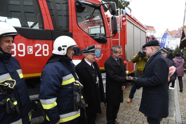 W sobotę jednostka OSP Świętosław odebrała nowy samochód rzed Urzędem Marszałkowskim w Toruniu