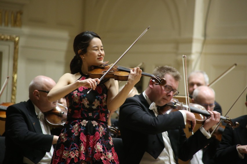 Bomjsori Kim i Orkiestra Filharmonii Poznańskiej podczas...