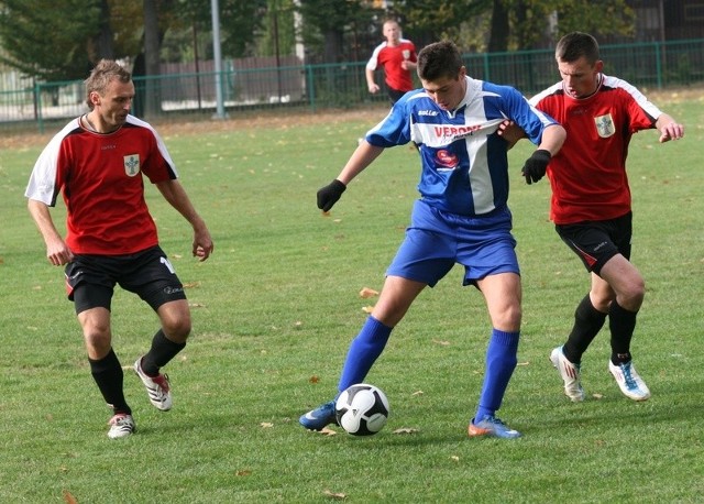 Marcin Szeser (z piłką, z lewej Marek Mrzygłód, z prawej Mateusz Urbaniak) zdobył dwa gole dla Sokoła Nisko w wygranym meczu ze Stalą Nowa Dęba.