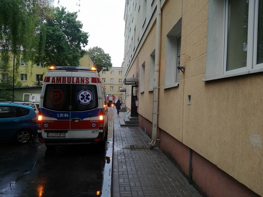 Interwencja straży pożarnej na lubelskich Bronowicach. Strażacy weszli przez okno do starszej kobiety