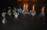 Wspólną zimową kąpiel w Jeziorze Kozienickim urządziły morsy z Kozienic i Garbatki. Zobacz zdjęcia i film