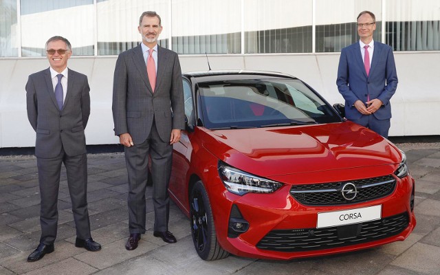 W hiszpańskiej fabryce Groupe PSA w Saragossie ruszyła produkcja szóstej generacji Opla Corsy. Król Hiszpanii Filip VI, prezes zarządu Groupe PSA Carlos Tavares oraz dyrektor generalny firmy Opel Michael Lohscheller zainaugurowali seryjną produkcję bestsellerowego modelu Opla podczas uroczystości z udziałem pracowników i zaproszonych gości.Fot. Opel