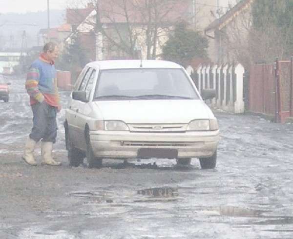 Mieszkańcy ulicy Jalkowskiego nie są w stanie  dojść do samochodu bez ubierania kaloszy.