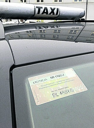 Identyfikatory tylko do licencji. Od 1 lipca taksówkarz bez identyfikatora  to nielegalny przewoźnik | Express Ilustrowany