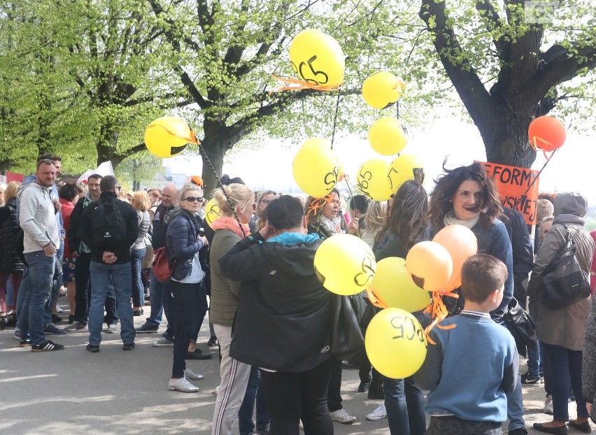 Manifestacja przed Urzędem Wojewódzkim w Szczecinie. Nauczyciele: "Potrzebujemy chleba, a nie igrzysk” [WIDEO, ZDJĘCIA]