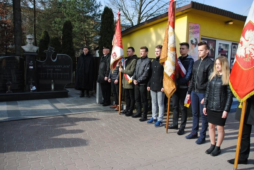 Uroczystości pamięci "Żołnierzy Wyklętych" w Jędrzejowie. Hołd majorowi "Kosowi" i innym bohaterom (ZDJĘCIA)  