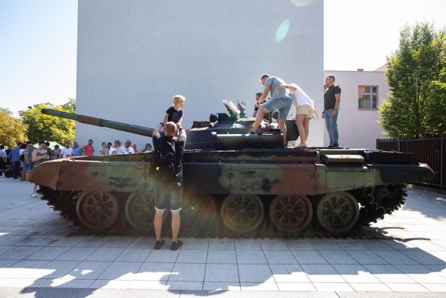 Muzeum Wojsk Lądowych w Bydgoszczy po raz kolejny przyłącza się do obchodów Święta Wojska Polskiego. 15 sierpnia zwiedzający mieli okazję zapoznać się z ekspozycją stałą i wystawami czasowymi, a także wziąć udział w konkursie historycznym i obejrzeć od środka czołg  T-72.