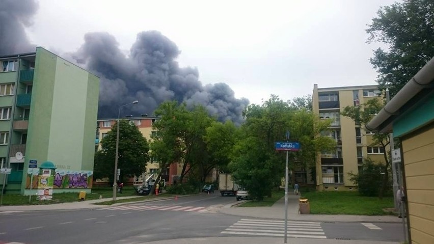 Pożar na Dąbrowskiego. Płonęła hala produkcyjna