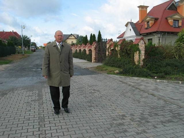 - Mieszkańcy naszej gminy nie chcą stać się mieszkańcami Głogowa - powiedział nam wójt Andrzej Krzemień. Przejęcie tej ulicy Brzoskwiniowej w Ruszowciach też jest w planach władz Głogowa.