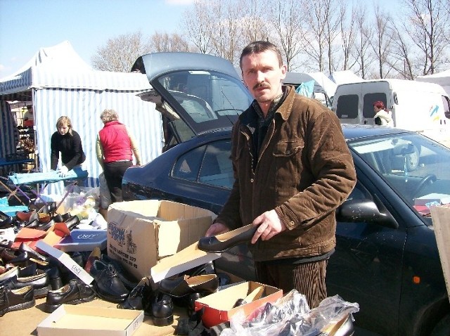 Roman Malinowski od blisko 10 lat sprzedaje buty na targu w Przysusze. Słyszał już, że targowisko wreszcie zostanie przebudowane, żeby nie trzeba było handlować w kurzu i deszczu.