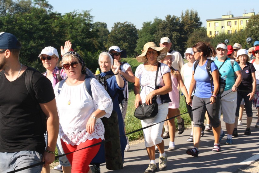 Oświęcimscy pątnicy w pięciu grupach z dekanatów:...