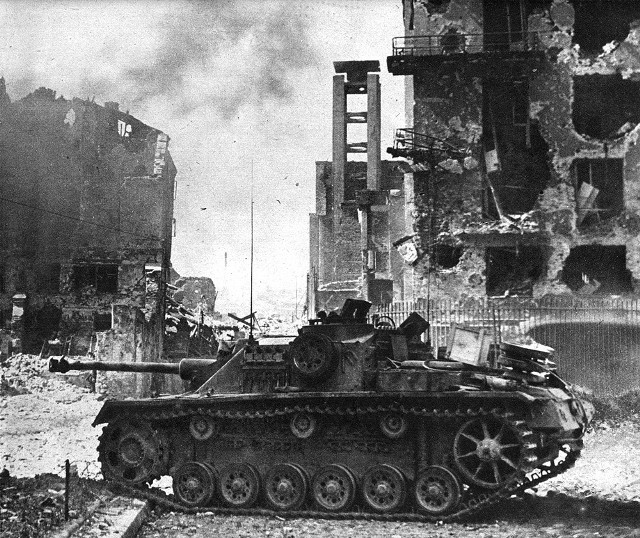 Niemieckie działo pancerne StuG III Ausf. G podczas walk o Polską Wytwórnię Papierów Wartościowych