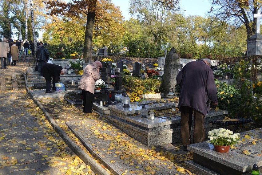 Rybniczanie na cmentarzu. Odwiedzają groby bliskich