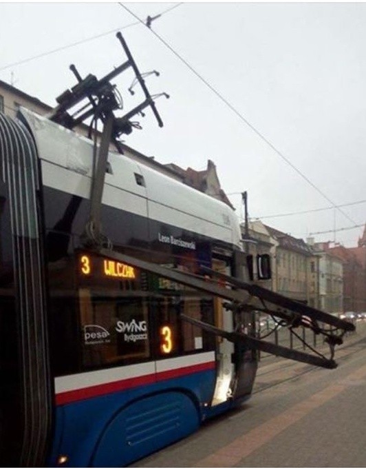 W jednym z tramwajów urwał się pantograf - są utrudnienia w...