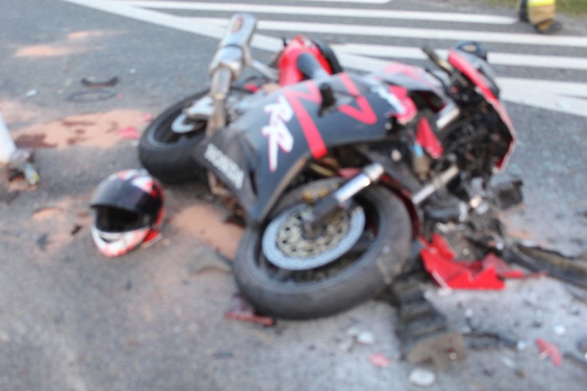 Gorzków. Wypadek z udziałem motocykla, pasażerka zabrana śmigłowcem do szpitala [ZDJĘCIA]