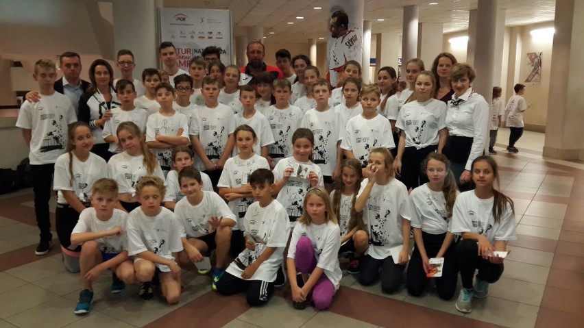 Uczniowie ze Szkoły Podstawowej w Połańcu wzięli udział w sportowej lekcji z Arturem Siódmiakiem