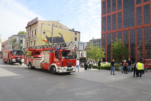 Alarm pożarowy w Red Tower w Łodzi. Na miejsce przyjechały trzy zastępy straży pożarnej.