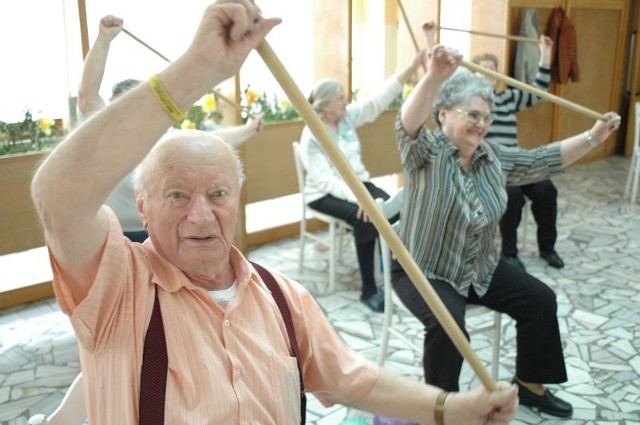 Ćwiczenia podopiecznych Domu Złotej Jesieni w Opolu. Według badań PolSenior w ciągu ostatnich kilkunastu lat granica starości w Polsce przesunęła się z 60 do 70 lat.