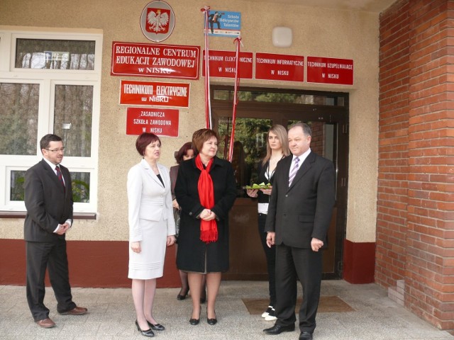 Uroczystość odsłonięcia tablicy "Szkoły Odkrywców Talentów&#8221;.