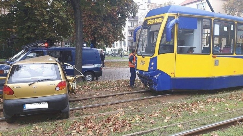 Zderzenie osobówki z tramwajem w Toruniu. Są ranni [wideo, zdjęcia]