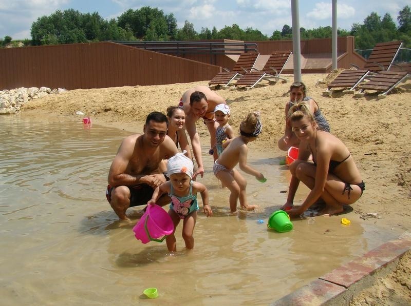 Trzebinia. Nad Balatonem po przebudowie sezon oficjalnie rusza w sobotę, ale wielu już tutaj plażuje. Zobacz co i za ile oferuje [ZDJĘCIA]