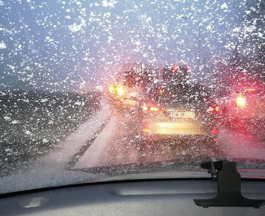 Śnieżyca we Wrocławiu. Nagła zmiana pogody i fatalna sytuacja na drogach Dolnego Śląska [ZDJĘCIA]