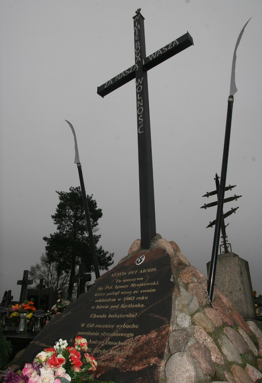 Cmentarz w Zarębach Kościelnych. Na cmentarzu parafialnym w Zarębach jest wiele wyjątkowych nagrobków. Zdjęcia