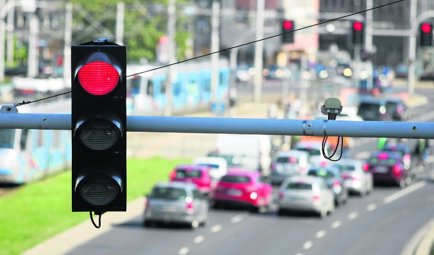 Z powodu wymuszania pierwszeństwa przejazdu po przejeździe...