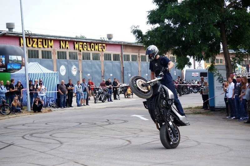 Ul. Węglowa. Popisy motocyklistów podczas zlotu dwusuwów (zdjęcia, wideo)