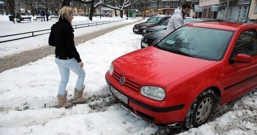 Opłaty w Strefie Płatnego Parkowania zawieszono, bo kierowcom z powodu śniegu trudno zaparkować.