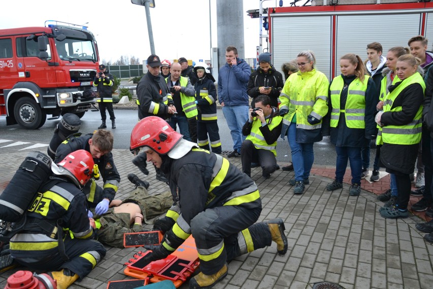 Przy autostradzie A1 w Żorach autobus stanął w ogniu. Strażacy wyciągali rannych ZDJĘCIA