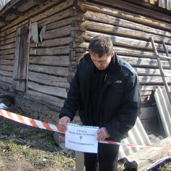 Jacek Cieśla, strażnik miejski z Kolbuszowej, wyraźnie oznacza potencjalnie niebezpieczny teren.