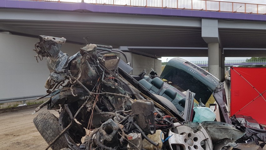 Śmiertelny wypadek na A1 koło Głuchowa. Samochód spadł z wiaduktu [ZDJĘCIA, FILM]