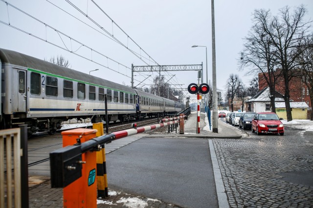 Wraz z budową tuneli mają zniknąć przejścia w poziomie torów. Szlabany na nich odcinają dzielnicę od reszty miasta