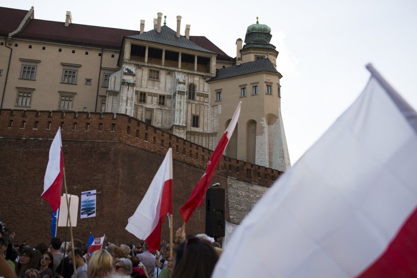 Kolejne protesty pod Wawelem w miesięcznicę pochówku Lecha i...