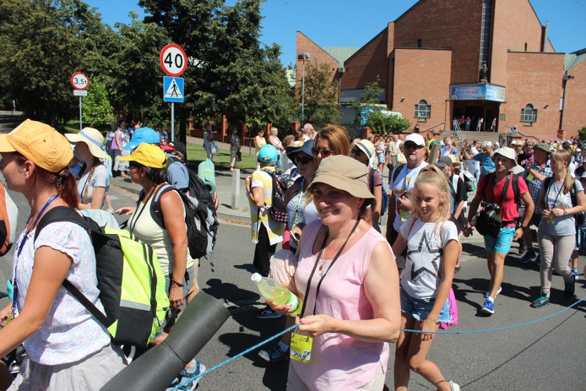 Chrzanów. Pielgrzymi w drodze na Jasną Górę. Przed nimi ostatnie 50 km  [ZDJĘCIA]