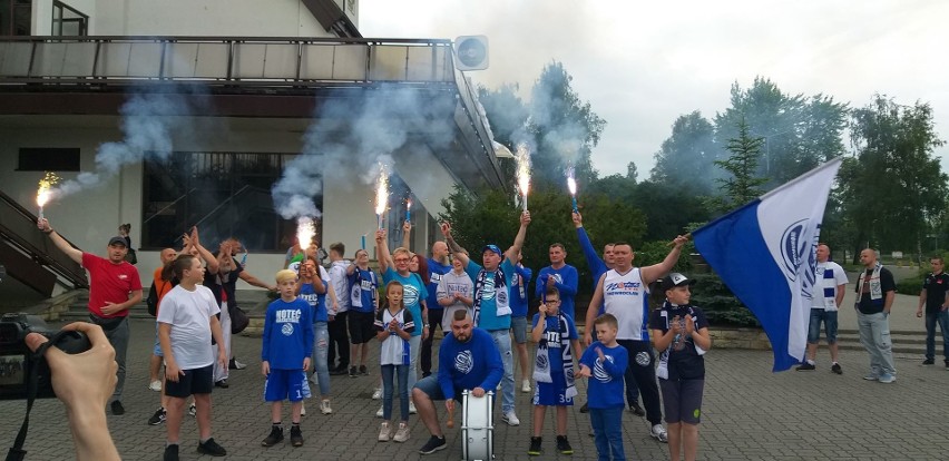 Przed halą widowisko-sportową (al. Niepodległości) oraz w...