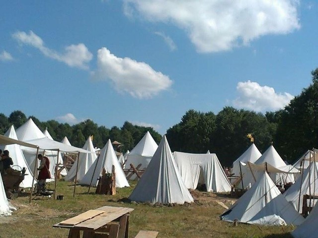 Obóz rycerski na polach Grunwaldu wciąż się powiększa - rekonstruktorzy przyjeżdżają już od kilku dni - nie tylko z Polski. W sumie ma ich być ponad 1300