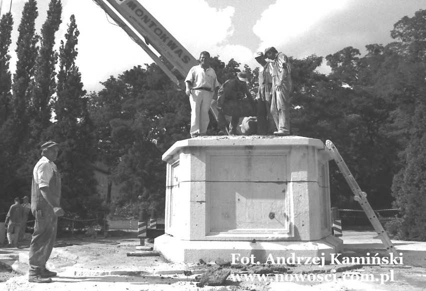 Odsłonięty 9 maja 1946 roku pomnik budowali jeńcy niemieccy....