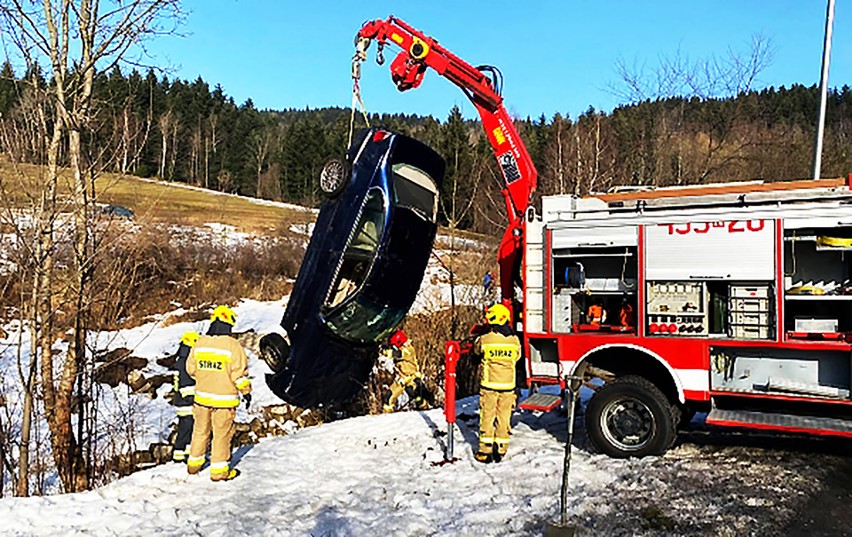 Osobowe bmw spadło z wysokiej skarpy i legło w potoku kołami do góry