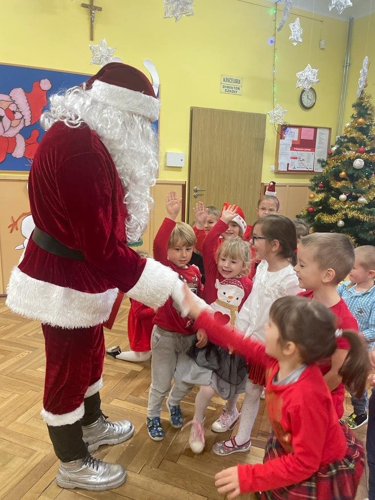 Przedszkolaki w Dzierążni odwiedził święty Mikołaj....