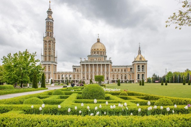 Bazylika w Licheniu Starym jest obecnie największym obiektem kultu religijnego w Polsce, na świecie zajmując szóstą lokatę. Budowlę wzniesiono na upamiętnienie cudów mających tam miejsce w przeszłości. Obiekt ten jest też bardzo młody. Jego budowę rozpoczęto w 1994 roku i zakończono dekadę później.