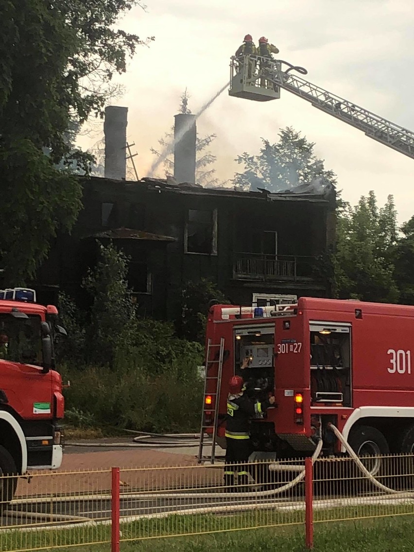 Pożar domu przy ul. Sosnowskiego w Białymstoku. Mieszkanie stanęło w płomieniach (zdjęcia)