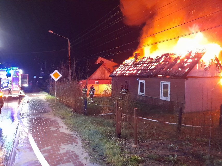 Pożar domu w miejscowości Majków w powiecie skarżyskim. Ogień zniszczył dach i wyposażenie budynku. Zobacz zdjęcia