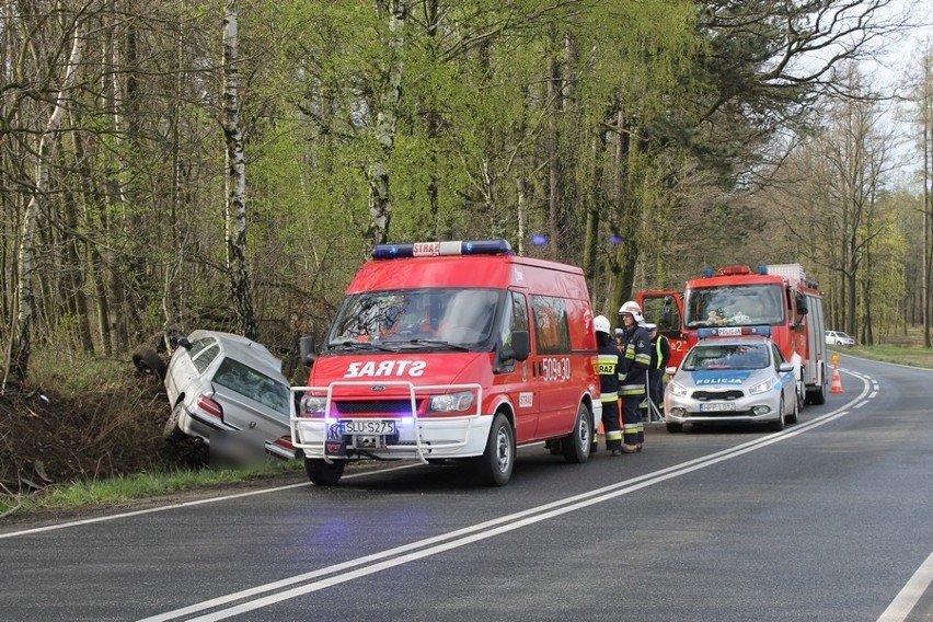 77-latek zmarł po uderzeniu w przydrożne drzewo. Przyczyny...